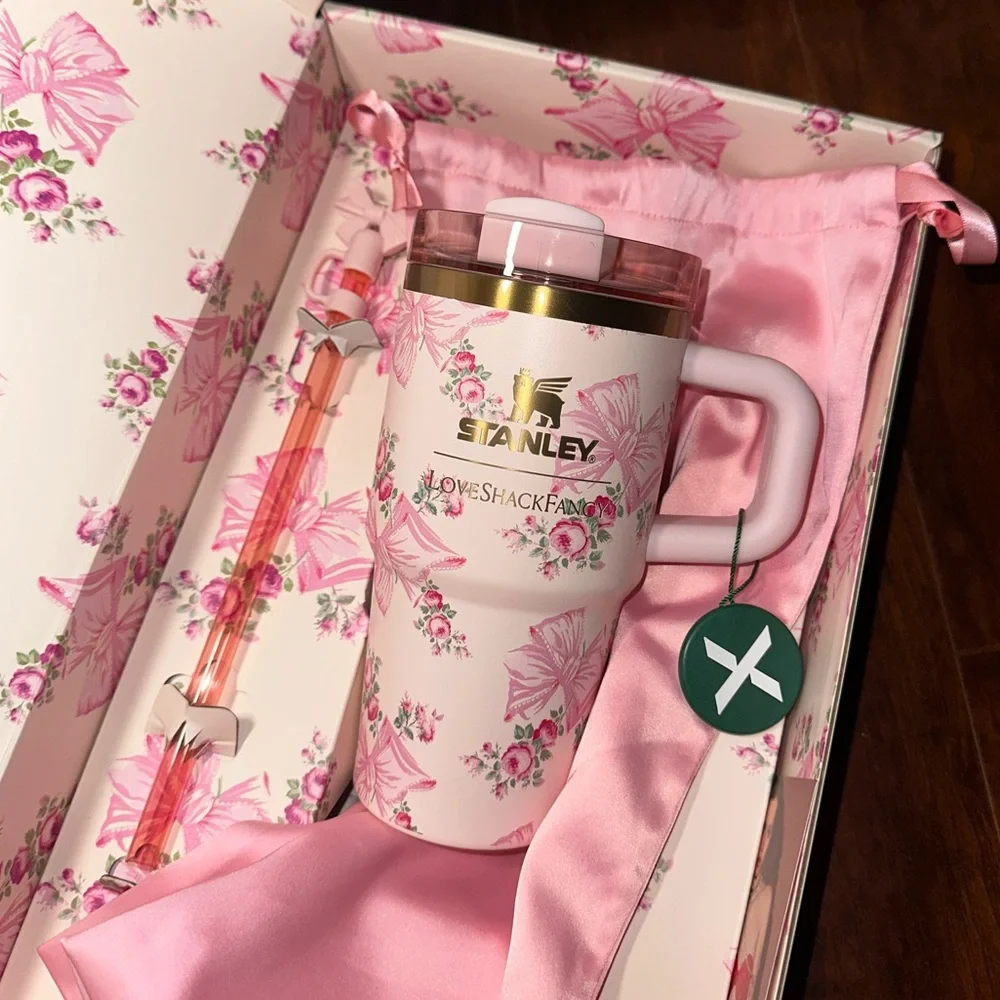 Stanley x Love Shack Fancy Holiday Quencher 20 oz Rosa Beaux Pink - Picture 4 of 11